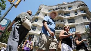 El sector turístico contribuyó a mejorar el crecimiento económico en el primer trimestre. En la foto, turistas ante la Pedrera.