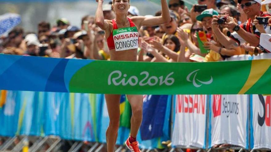 Elena Congost, en el momento de cruzar la línea de meta.