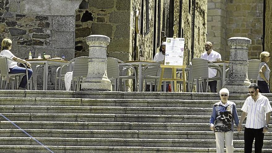 Quejas por la instalación de una terraza en el Arco de la Estrella de Cáceres