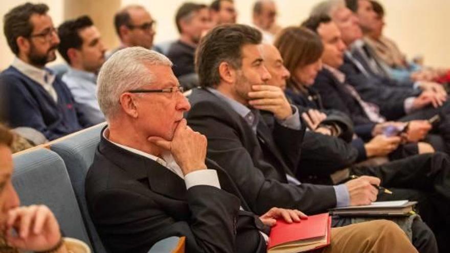 Los empresarios llenaron la sala de la ponencia.