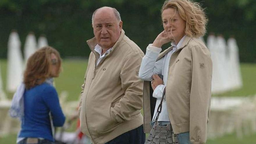 Amancio Ortega, junto a su mujer Flora Pérez. / carlos pardellas