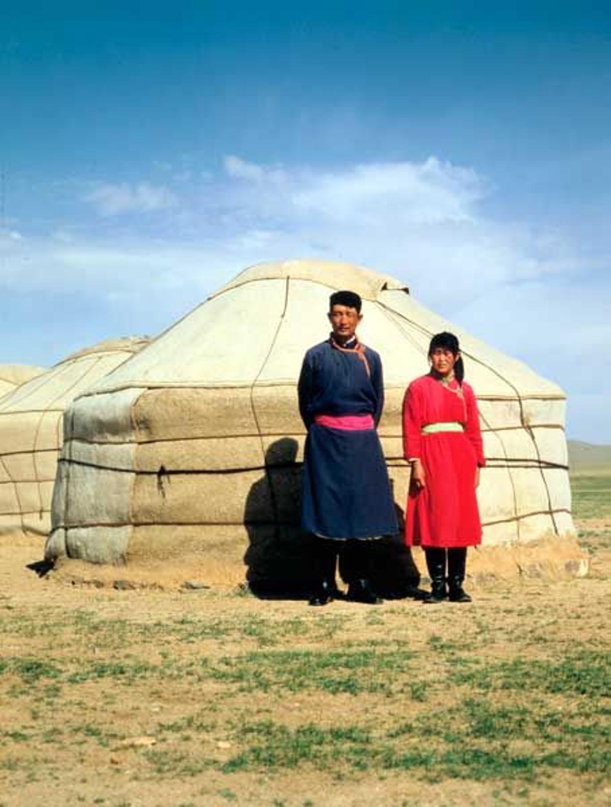 Familia frente a una yurta en Mongolia.