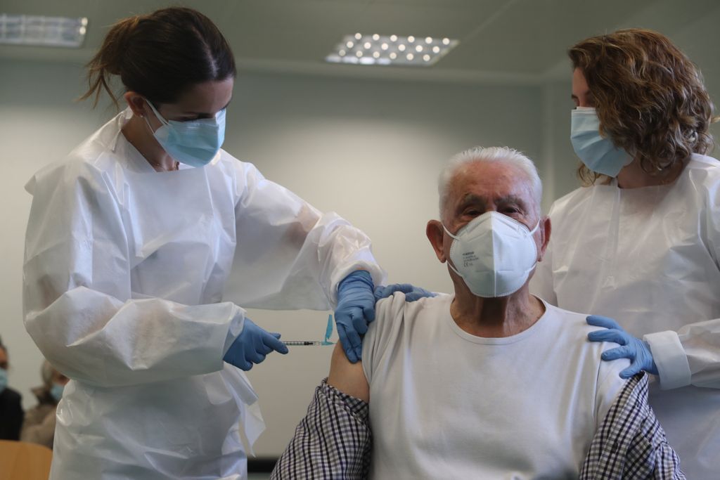 Comienza la vacunación a los mayores de 90 años en los centros de salud