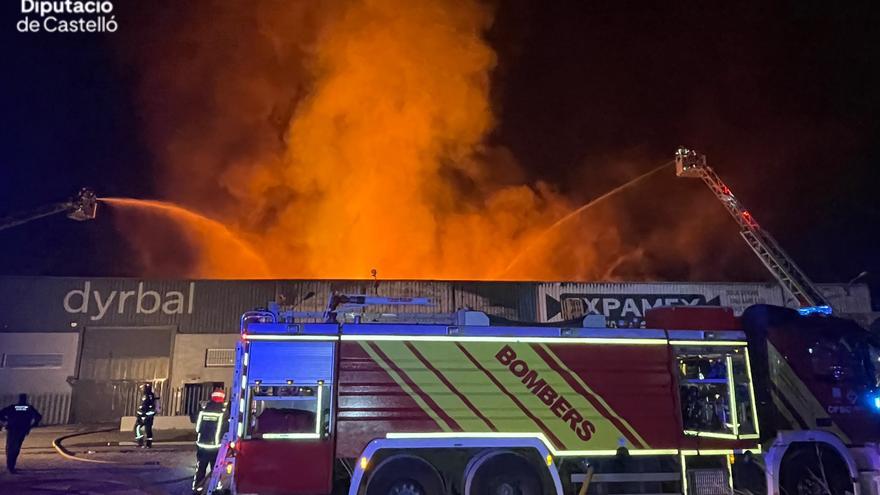 Un incendio en un polígono industrial de Almassora afecta a varias empresas