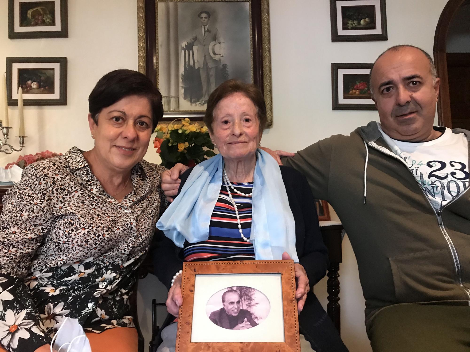 La familia de Román García Martín en mayo de 2021, su viuda Consuelo y sus hijos Consuelo y Carlos.