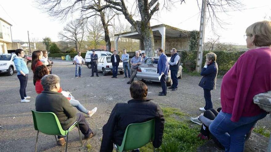 Representantes del PP se reunieron ayer por la tarde con vecinos de Vilanova. // Bernabé/Javier Lalín