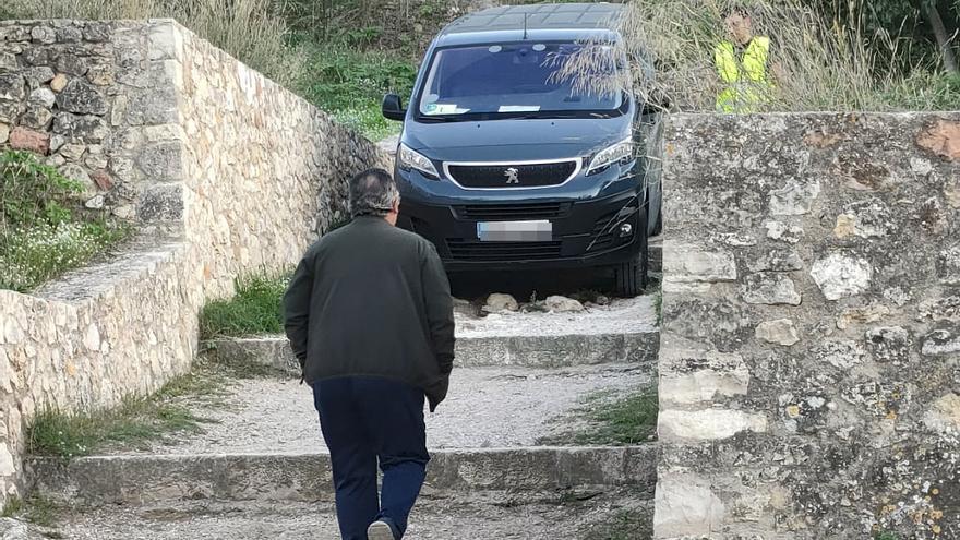 Un descuido al volante: Un repartidor se pierde en Xàtiva y acaba  encastrado en una escalinata cercana al Castillo
