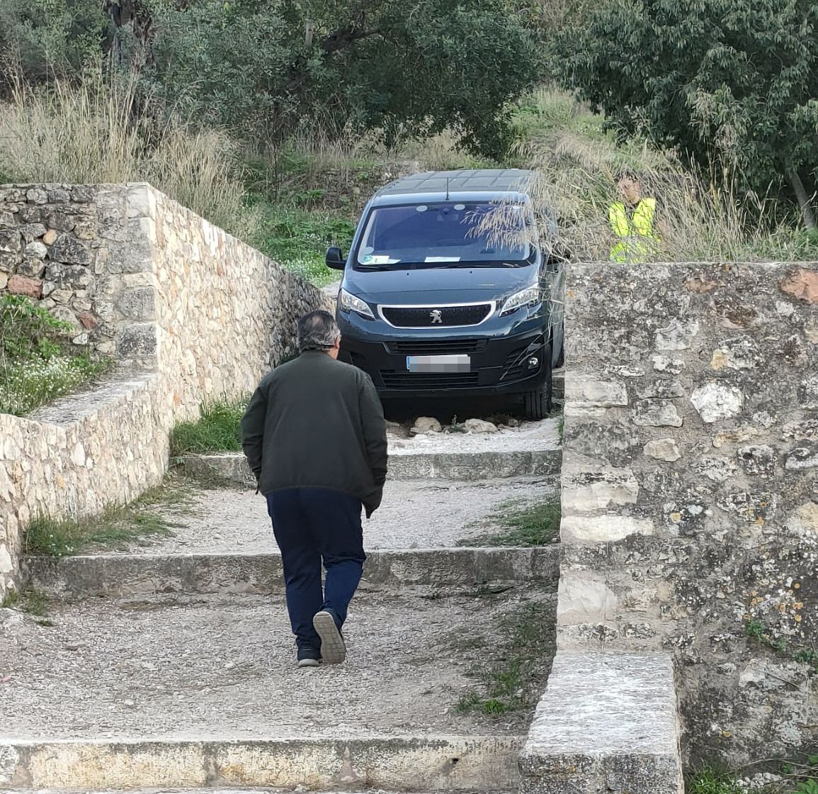 Un repartidor se pierde en la falda del Castell de Xàtiva y lo rescatan con una grúa