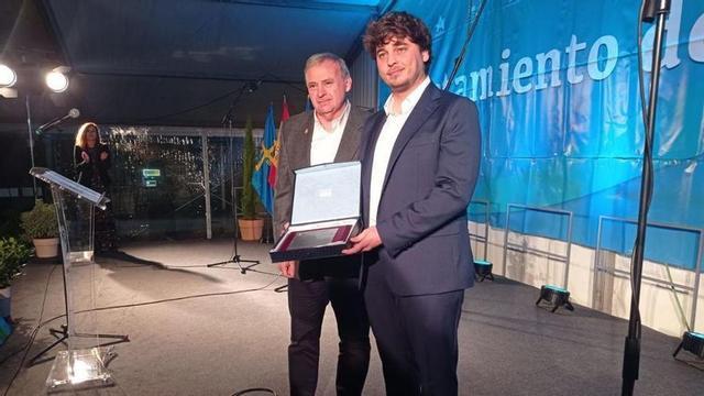 Emilio García Longo, alcalde de Parres, y Sergio Vázquez, en Arriondas. | J. Q.