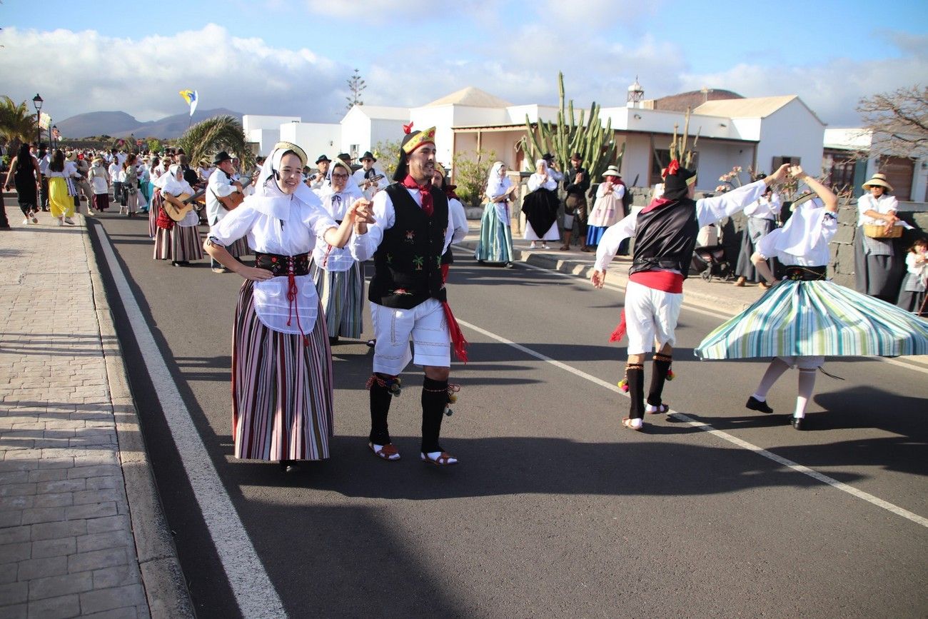 Uga ofrenda alegría, folklore y frutos de la tierra a San Isidro