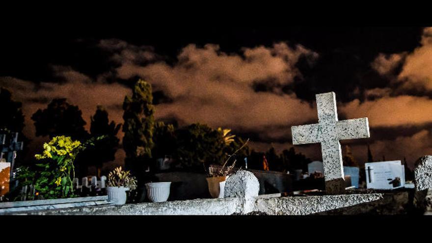 El cementerio de San Lázaro, en Las Palmas de Gran Canaria, fotografiado al anochecer.