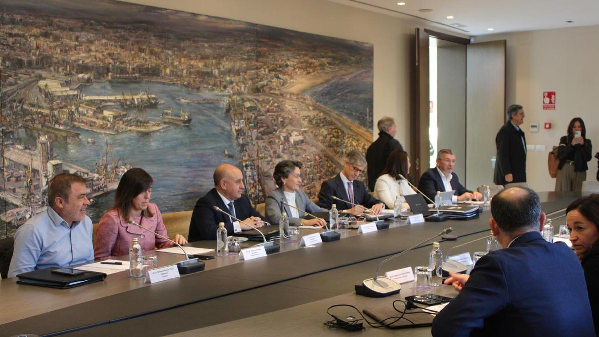 Mar Chao, en el centro, en un momento de la reunión del consejo de administración de la APV.