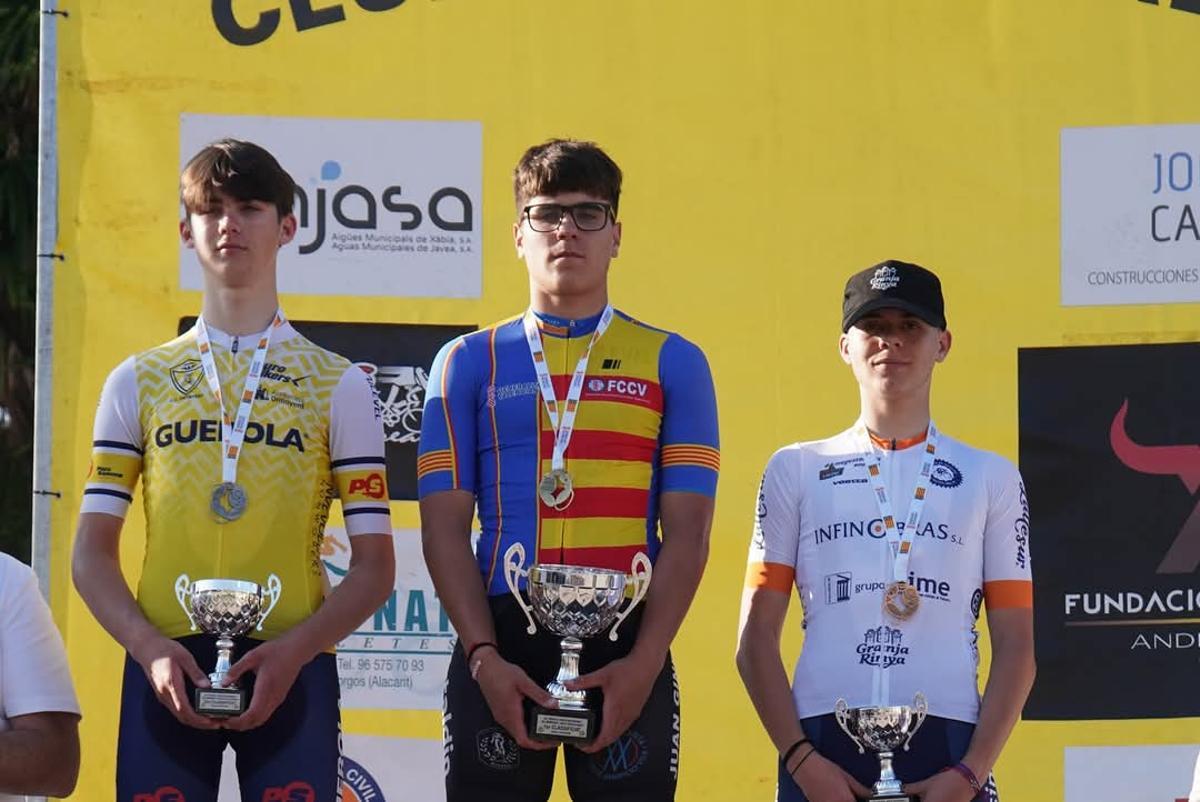 El canalense Vicent Andrés al centro, con el trofeo de campeón autonómico cadete.