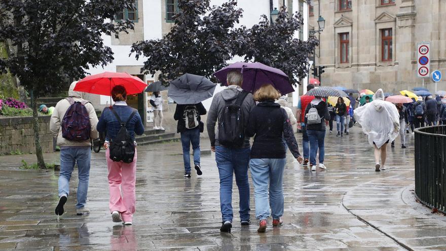 O tempo en Santiago: chuvias intermitentes e amagos tormentosos según avance a xornada
