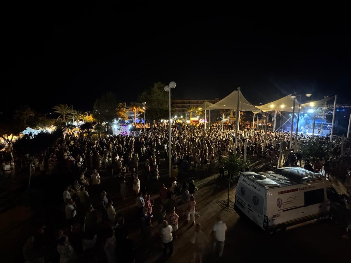 Gente disfrutando de la orquesta en Canet.