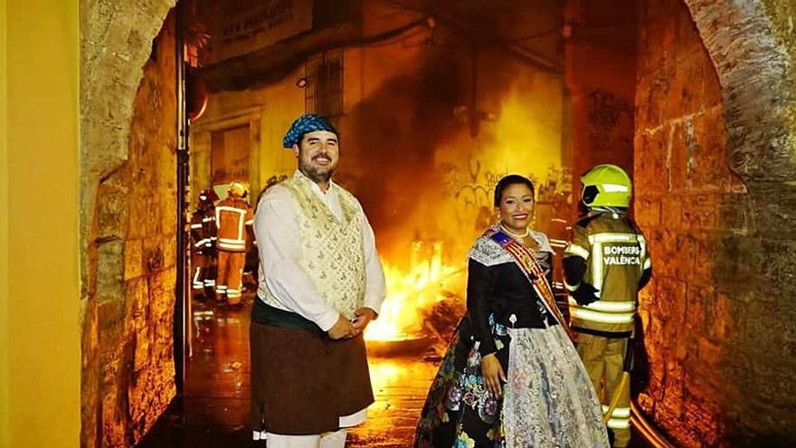 Una falla denuncia mensajes xenófobos contra su aspirante a fallera mayor de Valencia