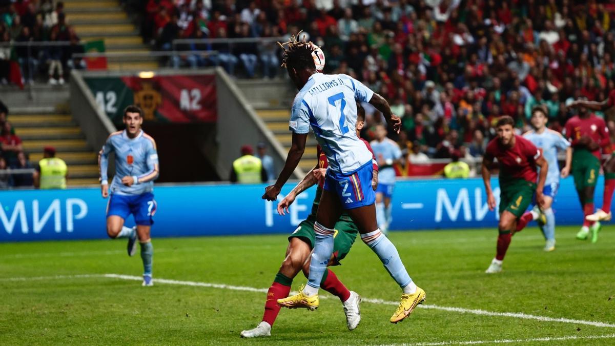 Nico cabecea para asistir a Morata en el gol que mete a España en la final four de la Liga de las Naciones.