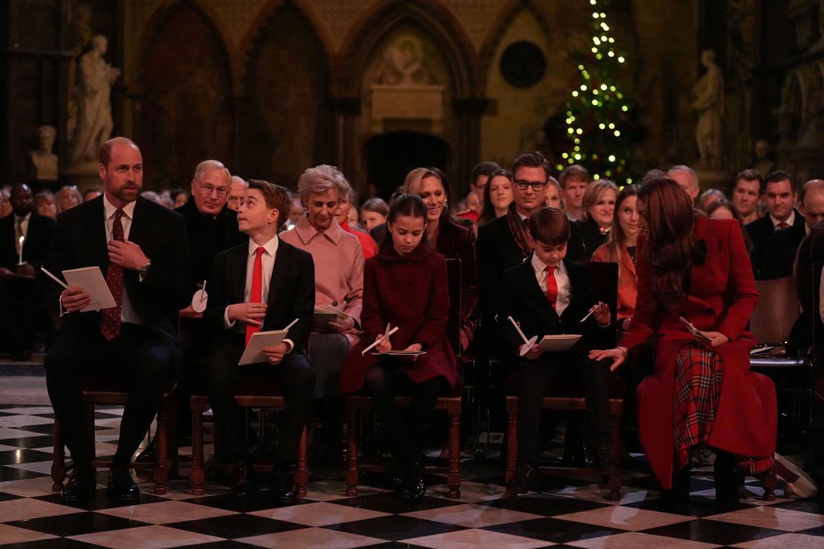 El Príncipe de Gales, el Príncipe George, la Princesa Charlotte, el Príncipe Louis y la Princesa de Gales durante el servicio de villancicos Together At Christmas en la Abadía de Westminster