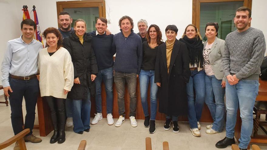 Joan Mesquida, en el centro, junto a los miembros del Consistorio, tras el pleno. | BIEL GOMILA