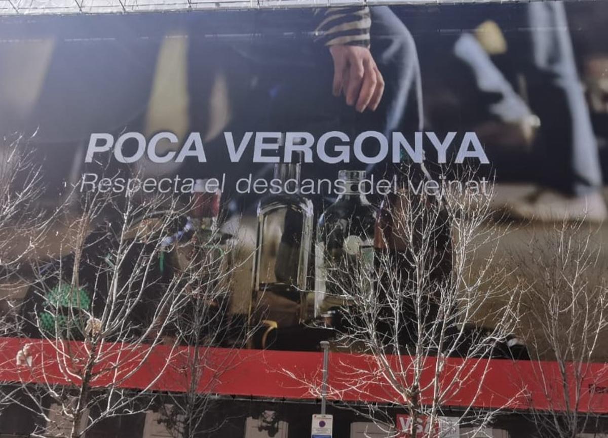 Edificio del Born cubierto por la lona publicitaria del Ayuntamiento de Barcelona sobre el incivismo Poca Vergonya.