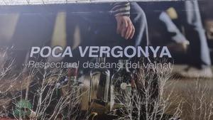 Edificio del Born cubierto por la lona publicitaria del Ayuntamiento de Barcelona sobre el incivismo Poca Vergonya.