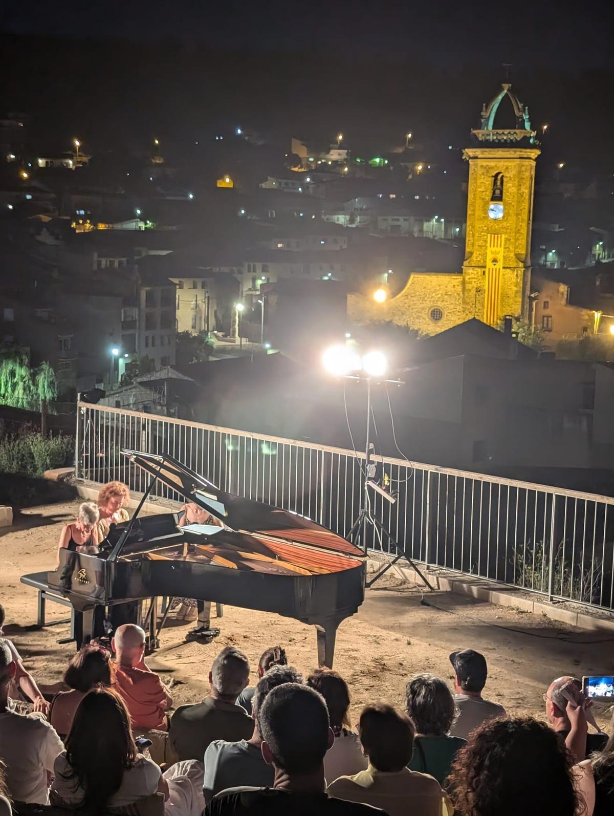 Ester Pineda i Glòria Peig tocant un recital de piano a quatre mans, l'agost de 2024 a Monistrol de Calders