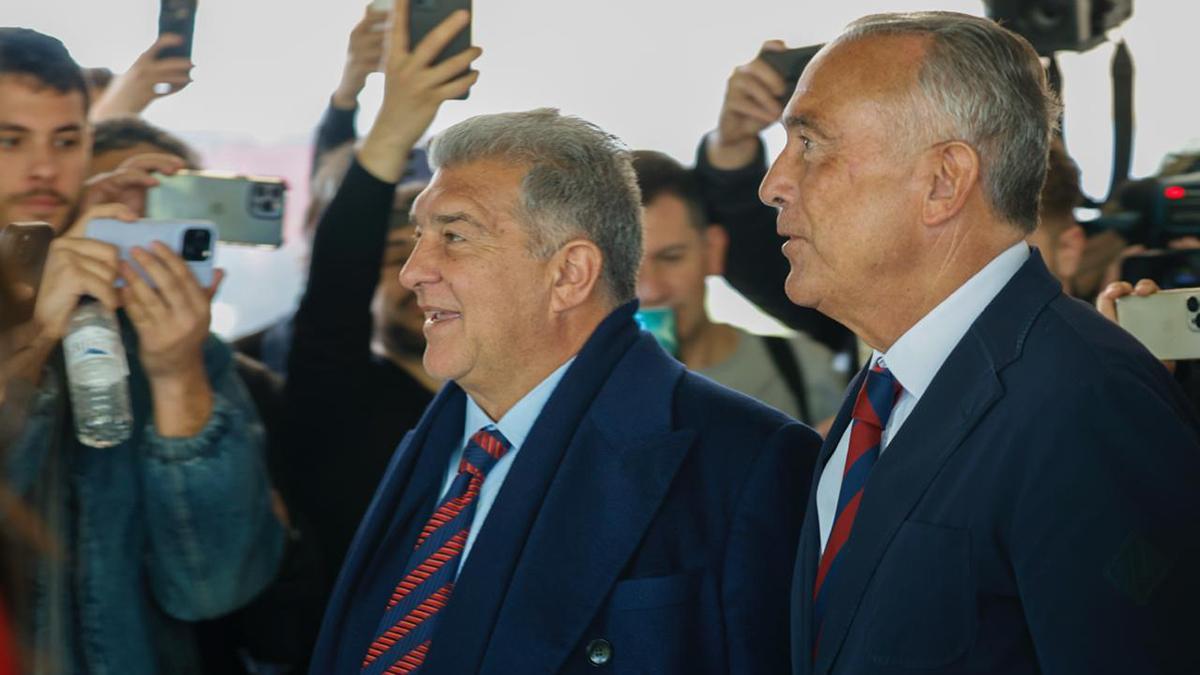 Joan Laporta accede a la Ciutat Esportiva acompañado por el presidente en funciones Rafa Yuste.