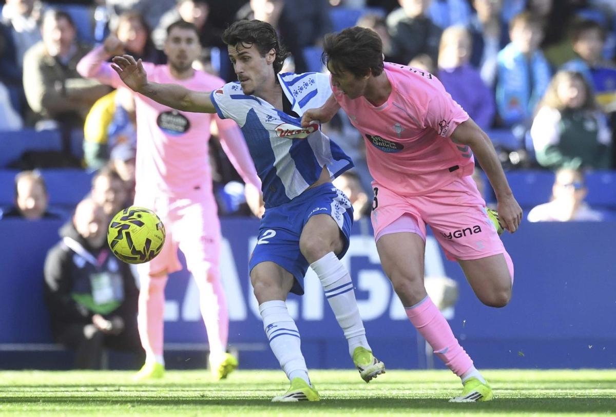 Fer López pugna por el balón con Romero.