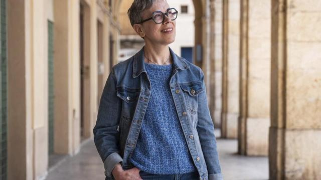Mercè Gutiérrez, diagnosticada d’un angioedema hereditari, a Vilanova i la Geltrú. | MARC ASENSIO CLUPÉS