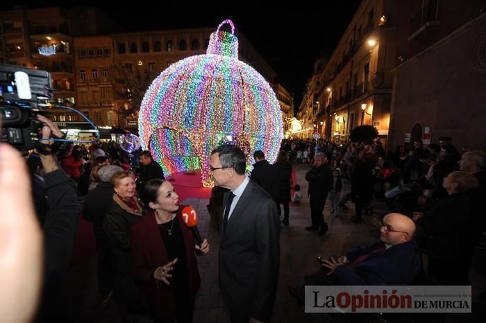 Estrellas y bolas ya brillan en las calles de Murcia