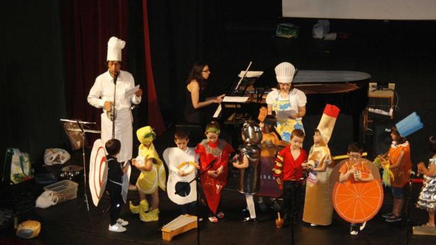 Varios alumnos del grupo de iniciación, interpretando, ayer, en el Teatro Prendes, la obra «Rebelión en la cocina».