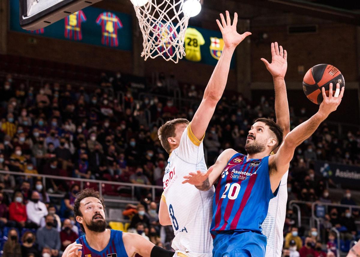 Nico Laprovittola trata de anotar ante el Monbus Obradoiro.