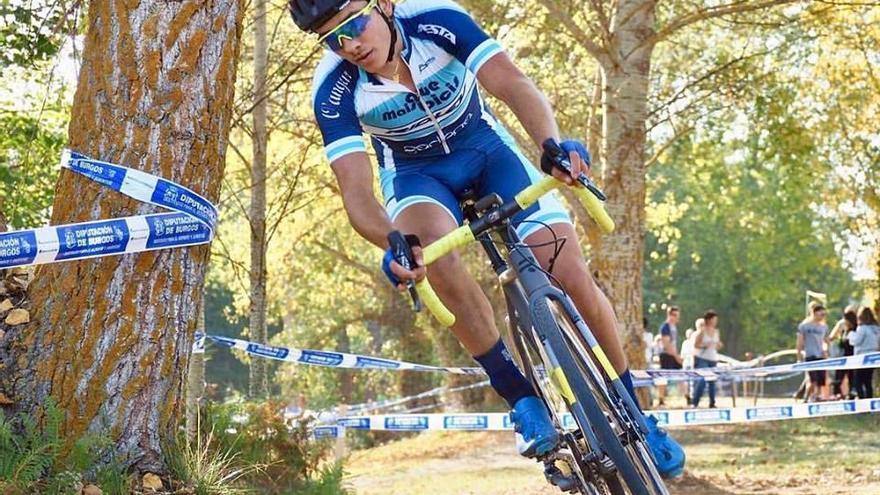 El ciclista vigués  Samuel González, en una carrera anterior. // FdV