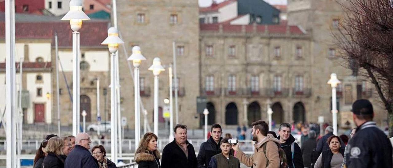 Turistas recién llegados en un autobús al paseo del puerto deportivo, ayer por la tarde.