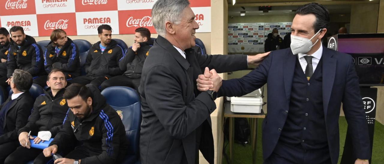 Ancelotti y Emery se saludan antes del partido.