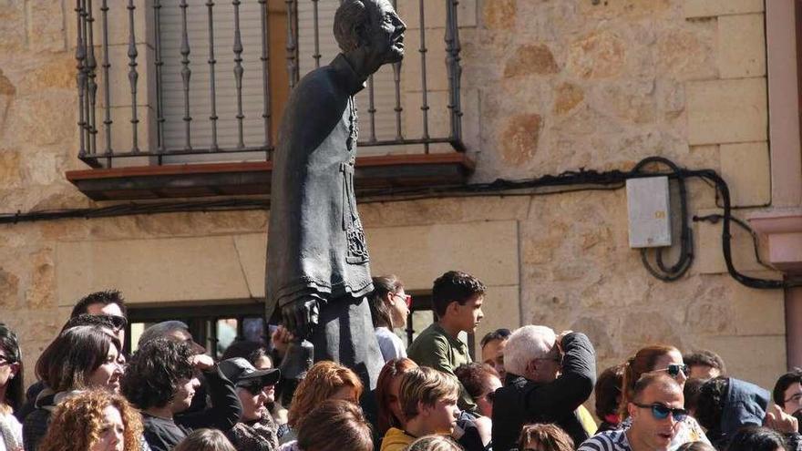 Zamoranos y turistas junto al Museo de Semana Santa.