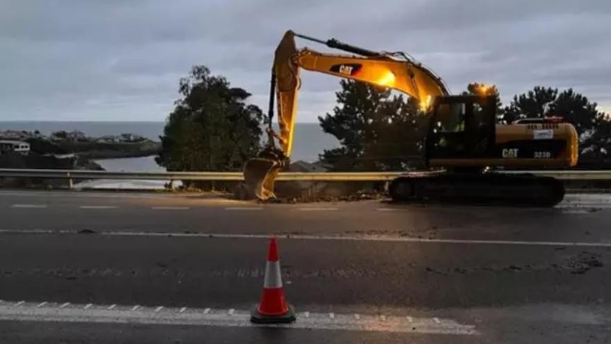 Abren al tráfico un carril de la N-642, entre Foz y Burela, regulado con un semáforo