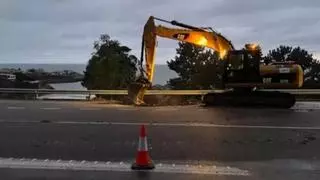 Un socavón causado por las lluvias obliga a cerrar al tráfico la N-642, la carretera principal de de A Mariña