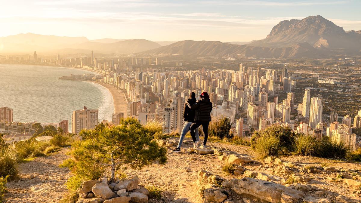 Imagen tomada en el parque natural de la Serra Gelada, con Benidorm al fondo.