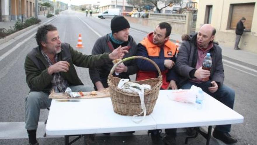 Un grup s&#039;ha posat a esmorzar durant la protesta.