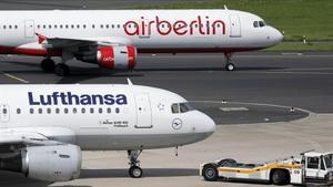Foto de archivo de un avión de la aerolínea Lufthansa y otro de Air Berlin en el aeropuerto de Dusseldorf.