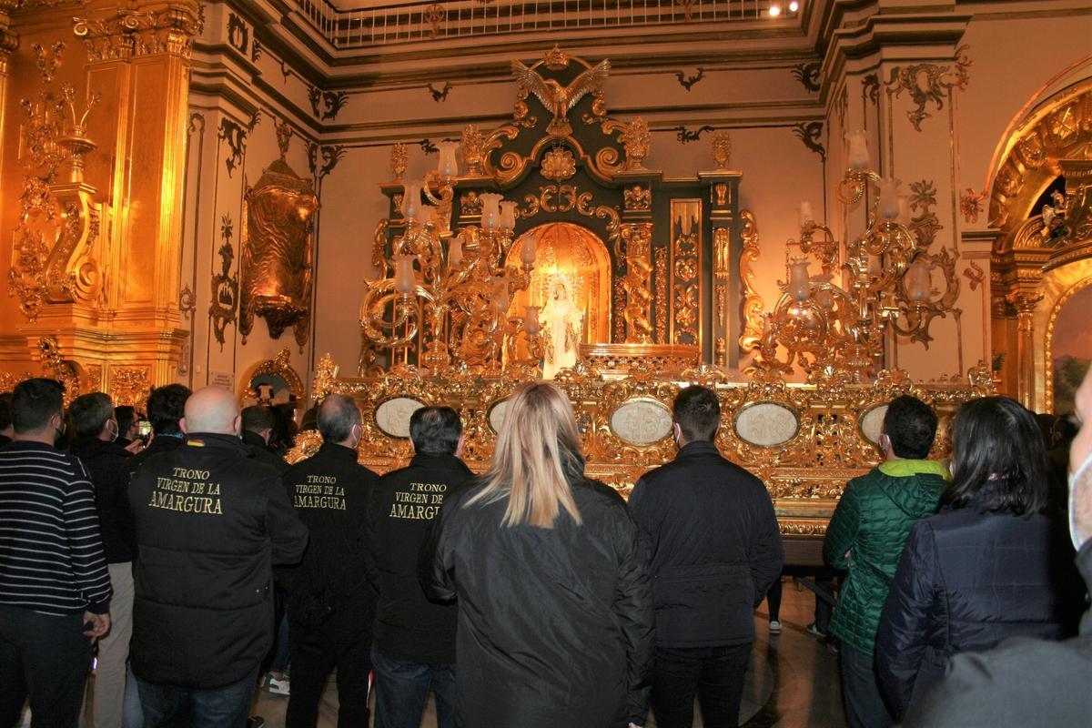 Los costaleros del trono de la Virgen de la Amargura entonaban la Salve antes de salir.