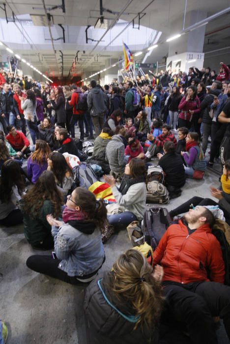 Manifestants tallen les vies del TAV a l'estació de Girona