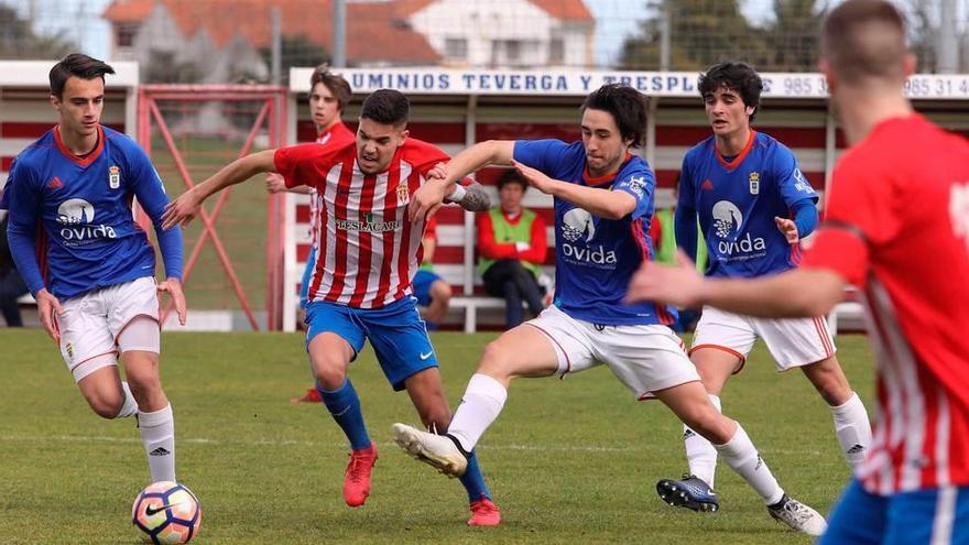 Dani Sandoval pugna por un balón durante el duelo de Liga frente al Oviedo.