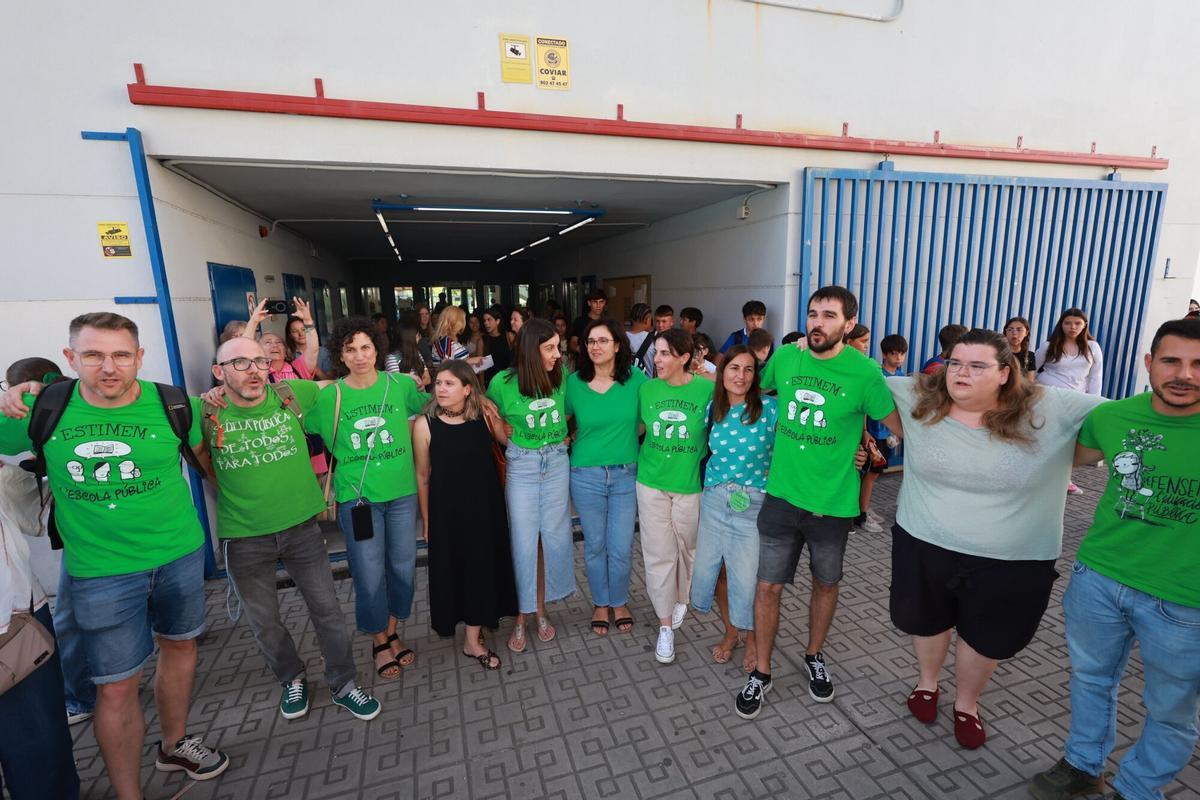 Aplauso reivindicativo en el regreso a las aulas del IES Matilde ...