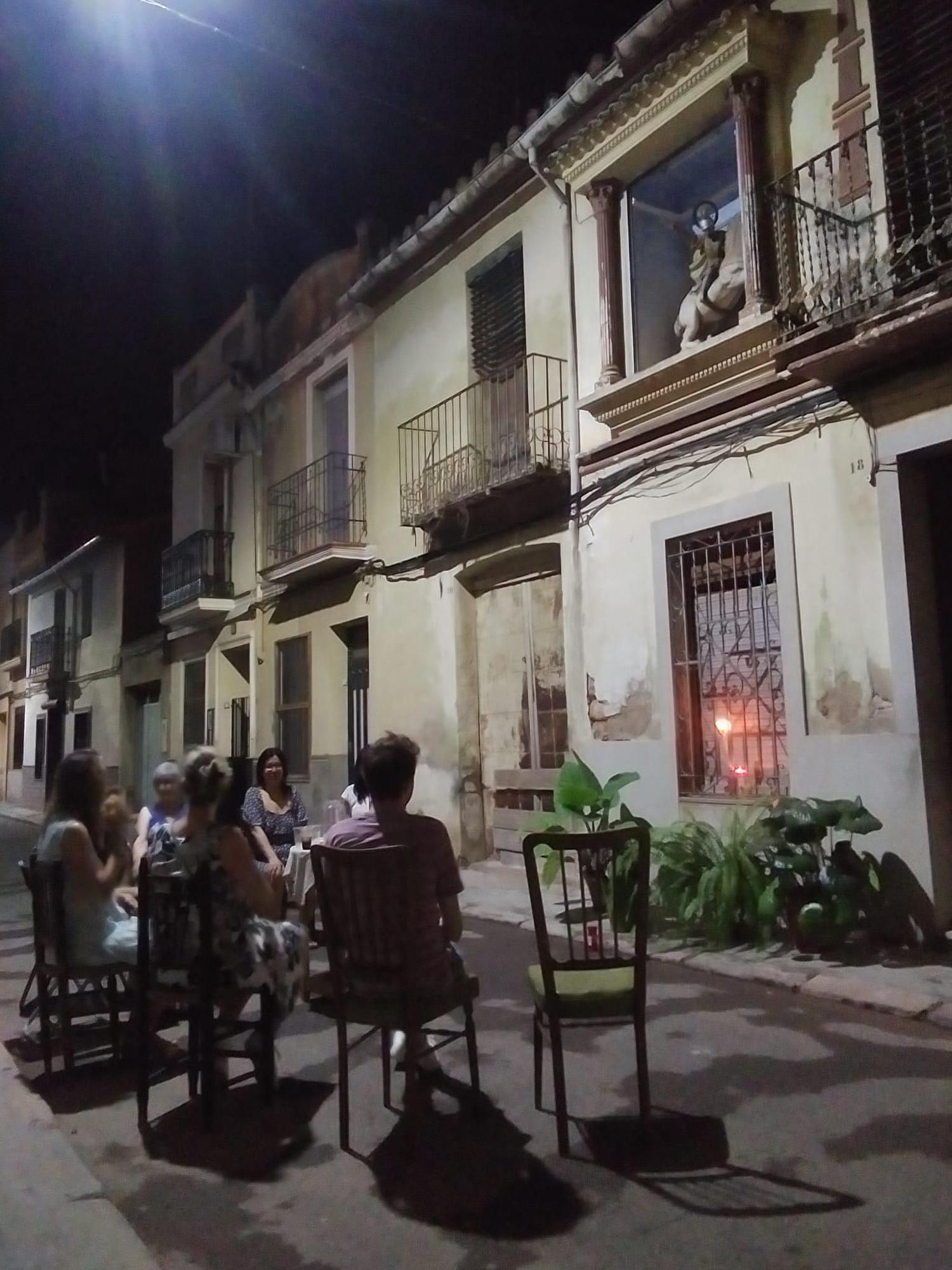 Los vecinos piden que se evite la desaparición de su capilla ante la amenaza de demolición de la vivienda que la acoge.