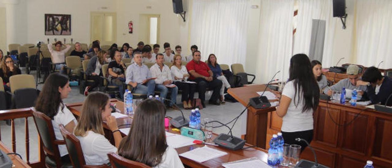 Momento, ayer, del encuentro de debate escolar celebrado en el Ayuntamiento de Arrecife.