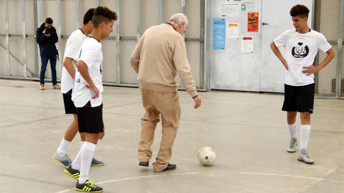 Ernest Maragall juega un partido de fútbol con menas