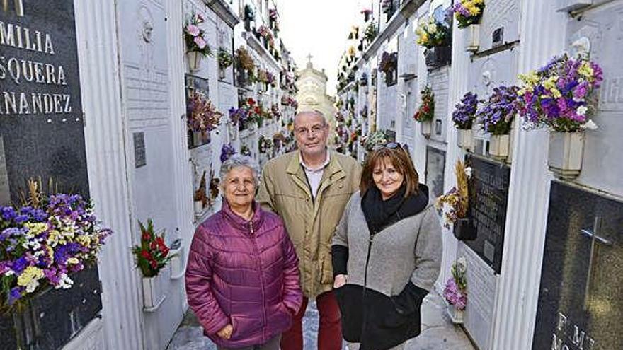 Miembros de la futura asociación vecinal de San Vicente de Elviña, en el cementerio, ayer.