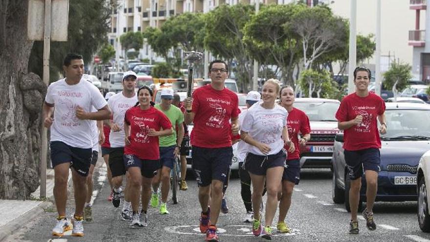 La antorcha olímpica llega a la costa de manos de deportistas del municipo